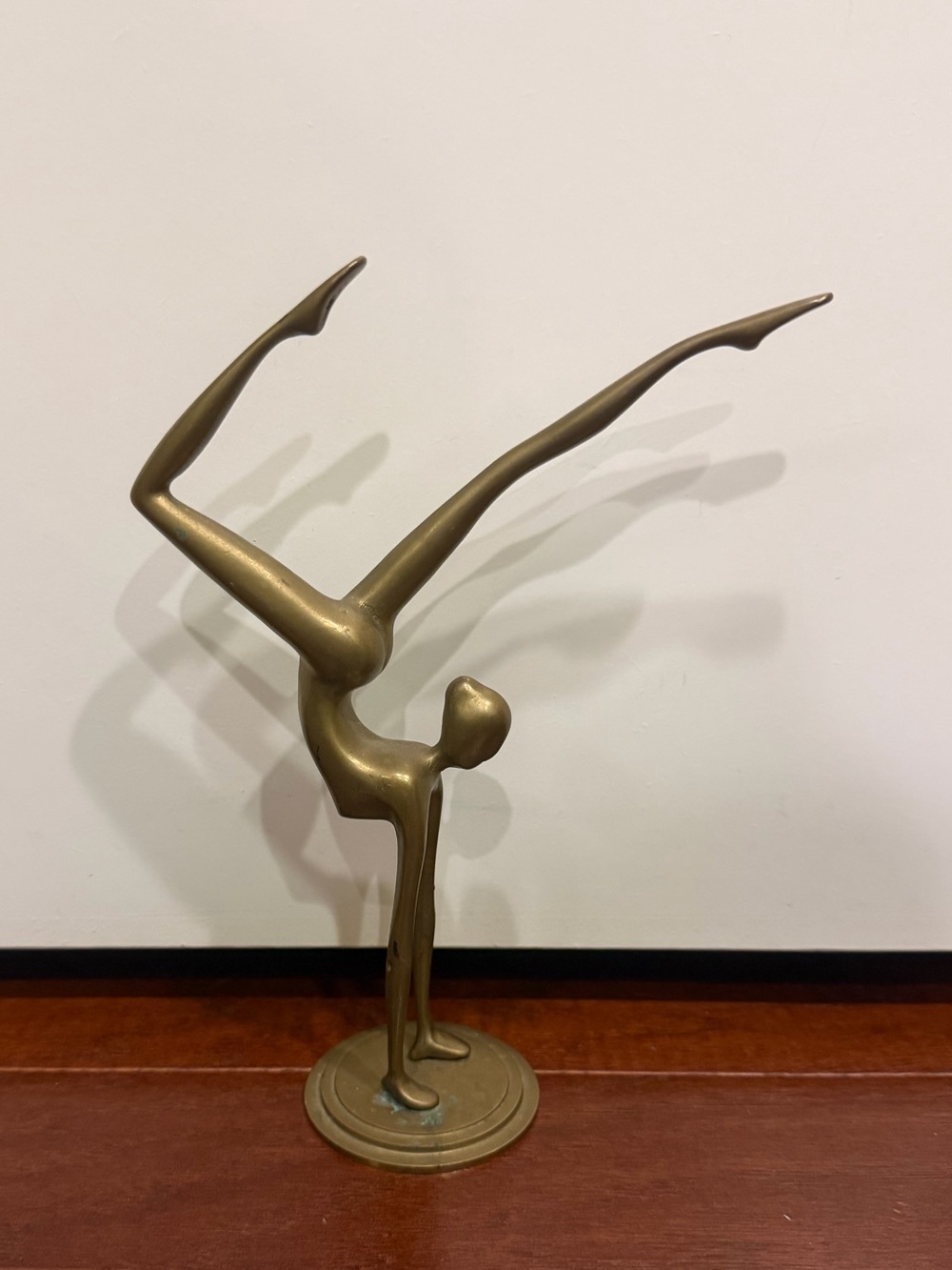 Vintage Mid-Century Modern Stylized Brass Gymnast Figurine on Pedestal Base 8.8” - Picture 2 of 9